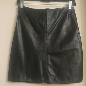 Genuine leather mini skirt in black!